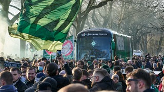 Viele Fans verabschieden den Werder-Mannschaftsbus am Osterdeich.
