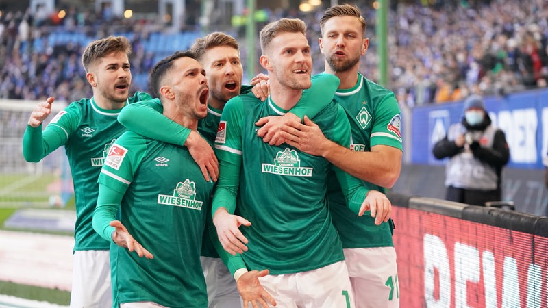 Werder-Spieler bejubeln mit Marvin Ducksch vor der Fankurve in Hamburg den Treffer.