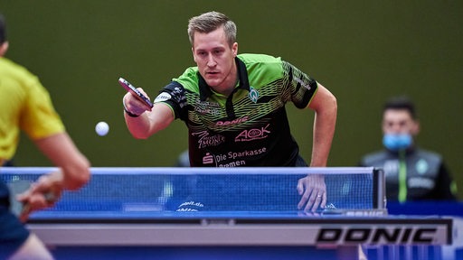 Werders Tischtennis-Profi Mattias Falck konzentriert während einer Partie.