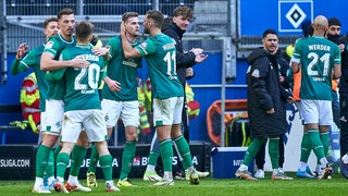 Die Werder-Spieler bejubeln einen Treffer gegen den Hamburger SV.