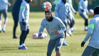 Ömer Toprak köpft einen Ball während des Werder-Trainings.