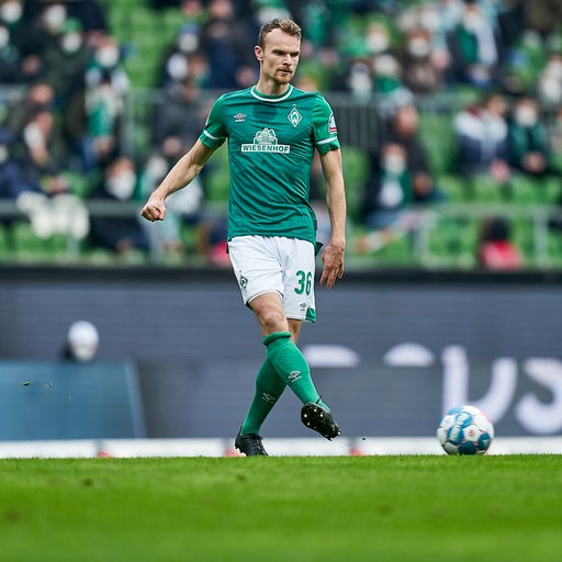 Werder-Spieler Christian Groß spielt einen Pass.