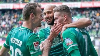 Christian Groß, Ömer Toprak und Marvin Ducksch bejubeln ein Tor.