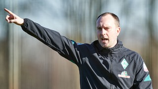 Ole Werner gibt im Training ein Kommando.