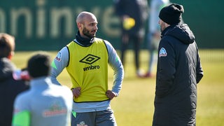 Ole Werner und Ömer Toprak im Gespräch.