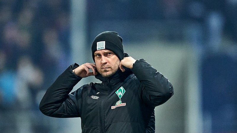 Werder-Trainer Ole Werner blickt skeptisch.