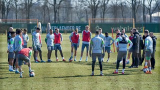 Das Team beim Training während einer Ansprache von Ole Werner.
