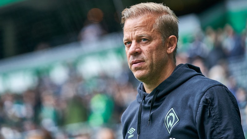Werder-Trainer Markus Anfang schaut nachdenklich beim Gang ins Weserstadion. 