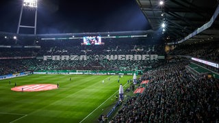 Zu sehen ist eun volles Weser-Stadion bei Flutlicht.