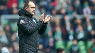 Werder-Coach Ole Werner applaudiert an der Seitenlinie.
