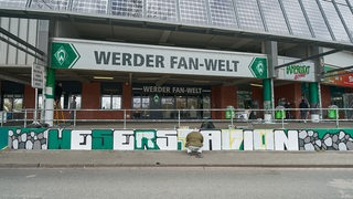 Zu sehen ist der neue grün-weiße Schriftzug "Weserstadion" vor der Werder Fan-Welt am Weser-Stadion.