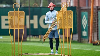 Werder-Spieler bei Übungen und Spielchen während des Trainings.
