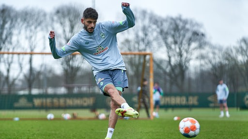 Werder-Spieler Eren Dinkci setzt beim Training zum Schuss mit dem rechten Fuß an.