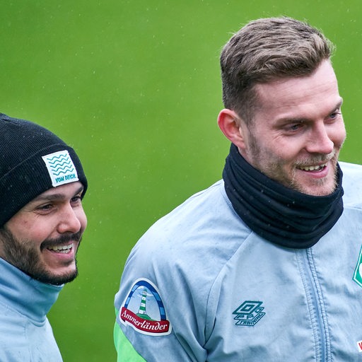 Leonardo Bittencourt und Marvin Ducksch lachen am Rande des Werder-Trainings.