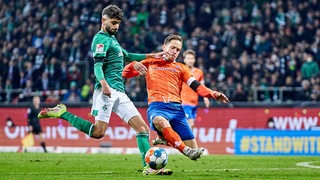 Eren Dinkci im Zweikampf im Spiel gegen Darmstadt.