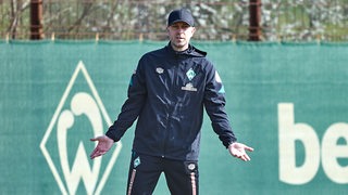 Ole Werner gestikuliert am Traininsrand.