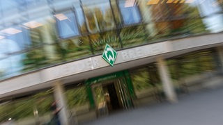 Herangezoomtes Bild auf die Werder-Raute über der Werder-Geschäftsstelle des Weser-Stadions.