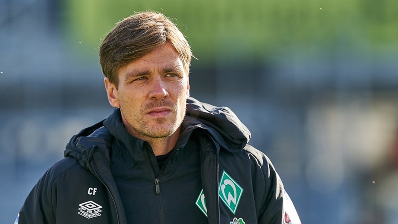 Werders Sportlicher Leiter Clemens Fritz nachdenklich auf dem Weg zum Trainingsplatz.