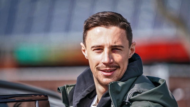 Werder-Verteidiger Marco Friedl lächelt in die Kamera.