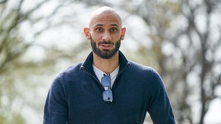 Ömer Toprak läuft am Stadion entlang.