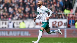 Werder-Kapitän Ömer Toprak rennt nach seiner Einwechslung auf den Platz.