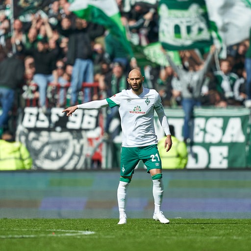 Werder-Kapitän Ömer Toprak dirigiert seine Mitspieler.