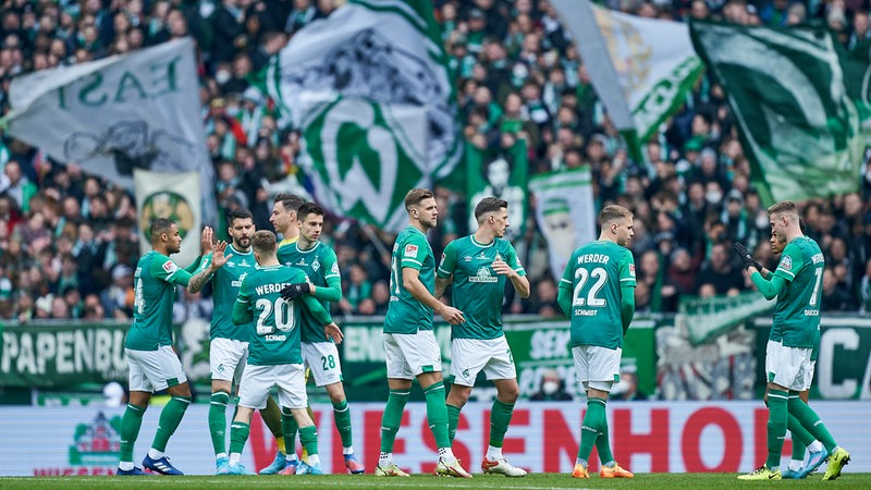 Die Werder-Spieler klatschen sich vor dem Anpffif ab.