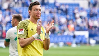 Werder-Torwart Jiri Pavlenka applaudiert den Fans nach dem Spiel.