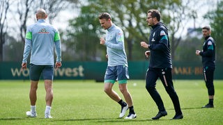 Ömer Toprak und Christian Groß mit den Fitnesstrainern beim individuellen Training.