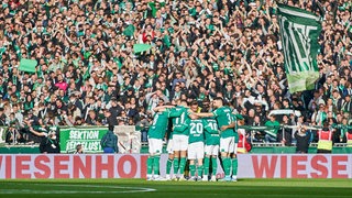 Die Werder-Spieler bilden einen Kreis.