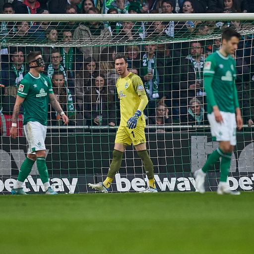 Die Werder-Spieler Marco Friedl, Jiri Pavlenka und Ilia Gruev lassen nach einem Gegentor die Köpfe hängen.