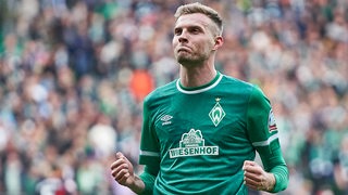 Werder-Stürmer Marvin Ducksch feiert seinen Treffer vor den Fans.