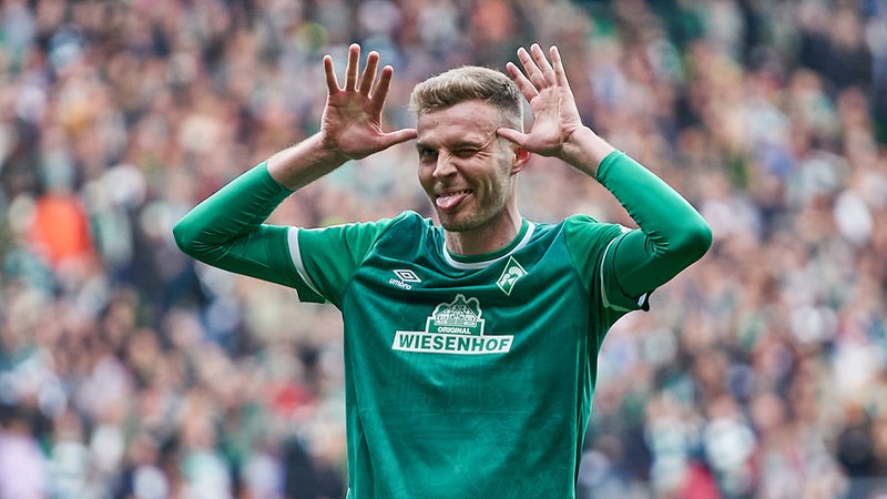Marvin Ducksch bejubelt inen Treffer mit seiner Harlekin-Geste,