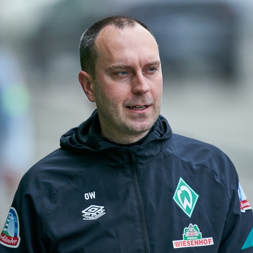 Werder-Trainer Ole Werner auf dem Weg zum Trainingsplatz.
