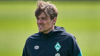 Werders Sportlicher Leiter Clemens Fritz schaut nachdenklich am Rande des Trainings.