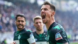 Werder-Spieler Marco Friedl schreit martialisch seine Freude über seinen Treffer hinaus.