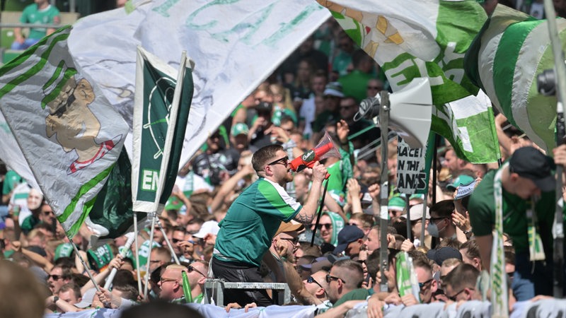 Die Werder-Fans feuern ihr Team an.