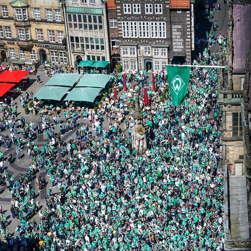 Blick von oben auf 12.000 Werder-Fans auf dem Marktplatz vor dem Bremer Rathaus beim Fanmarsch zum Weser-Stadion.