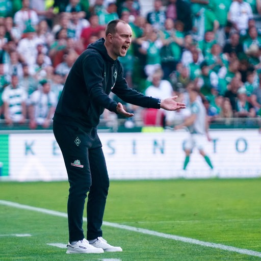 Werder-Trainer Ole Werner schreit und gestikuliert an der Seitenlinie.