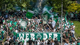 Etwa 12.000 Werder-Fans erreichen mit einem großen Werder-Transparent das Weser-Stadion bei ihrem Fan-Marsch vom Bremer Marktplatz.