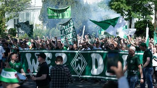 Werder-Fans ziehen zum Weser-Stadion.