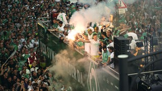 Der Werder-Truck rollt am Osterdeich an Massen von Fans vorbei.
