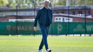 Frank Baumann läuft über den Trainingsplatz. 