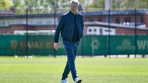 Frank Baumann läuft über den Trainingsplatz. 