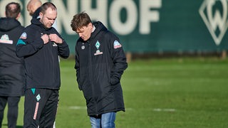 Werder-Trainer Ole Werner mit Clemens Fritz im Gespräch am Rande des Trainings.