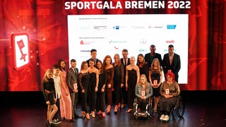 Die Preisträger der Bremer Sportgala 2021 posieren auf der Bühne des GOP-Theaters für ein Gruppenfoto.
