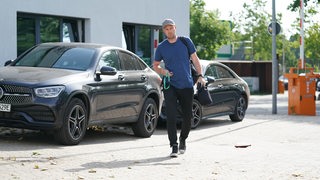 Werder-Trainer Ole Werner schlendert zum Weser-Stadion.