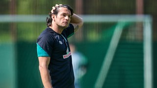 Ex-Werderaner Nelson Valdez greift sich ins Haar.