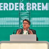 Werder-Präsident Hubertus Hess-Grunewald spricht in zwei Mikrofone.