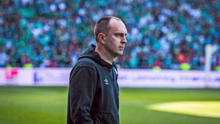 Werder-Trainer Ole Werner schaut über den Platz.